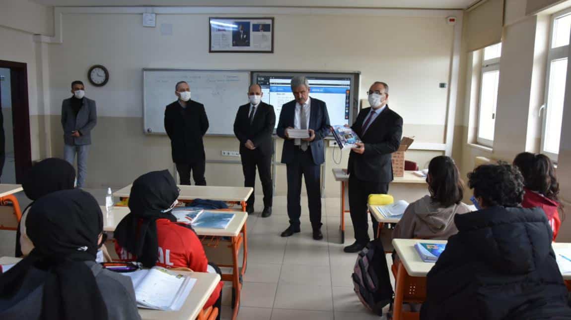 Belediye Başkanımız İbrahim Sadık EDİS ve İlçe Milli Eğitim Müdürümüz Resul ÖZATA Öğrencilerimize Kitap Dağıttılar